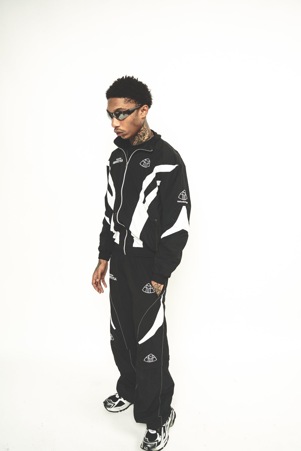 THE ART OF LIVING™ 2-IN-1 BLACK TRACK SET