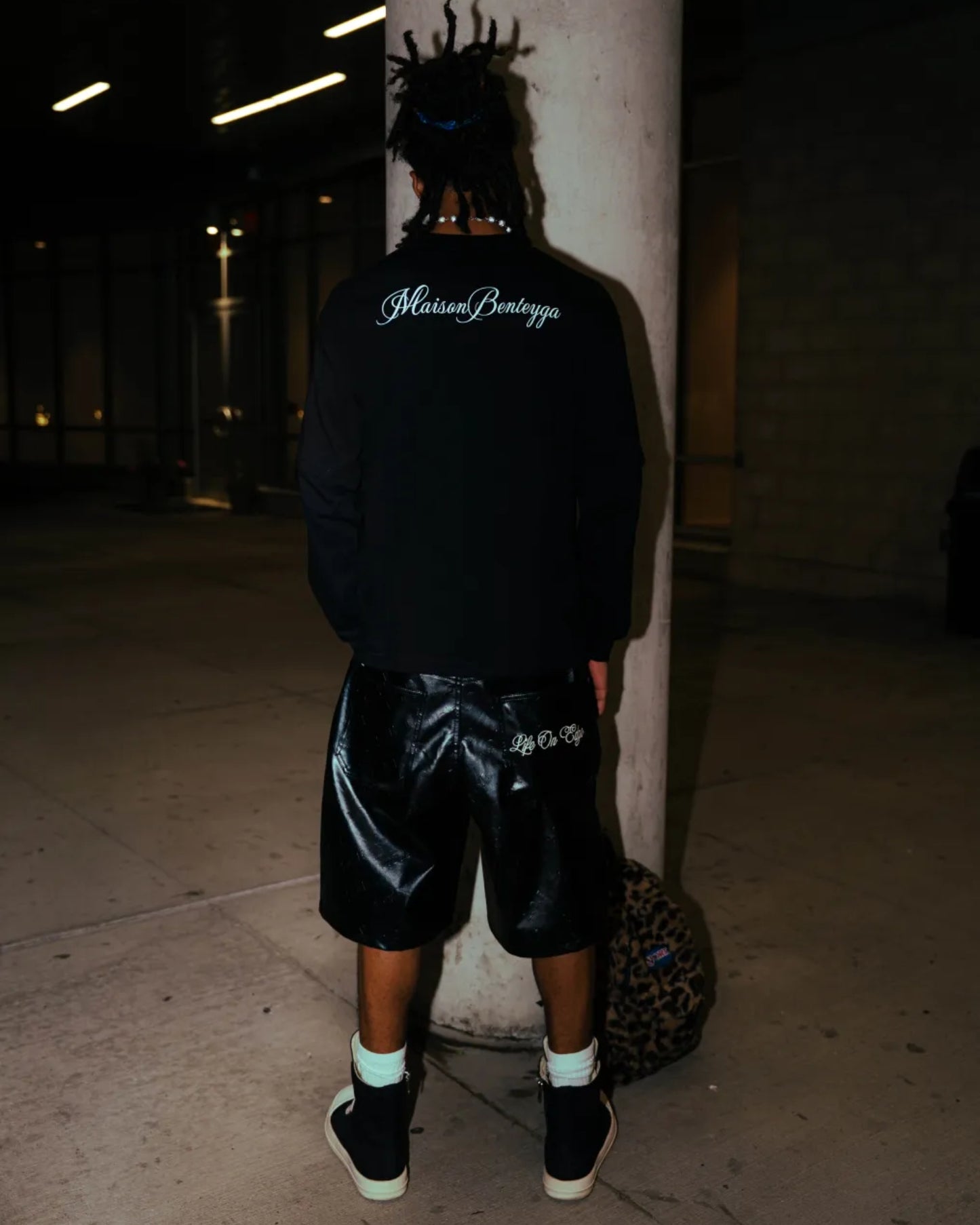 MAISON BENTEYGA " THE ART OF LIVING" BLACK TEE